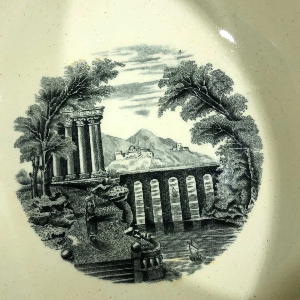 VINTAGE WEDGWOOD ETRURIA ENGLAND COVERED PATRICIAN SHAPE TUREEN